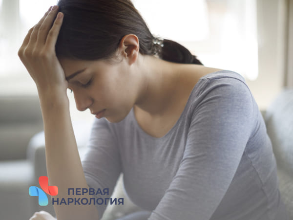 Девушка держится за голову